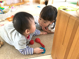 園庭で空を見上げる子ども