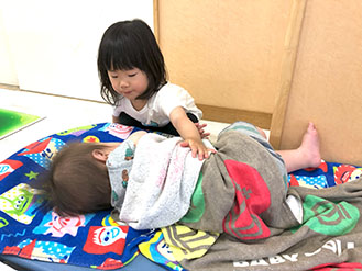 園で過ごす子どもたち