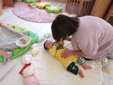 遊びに集中する子ども