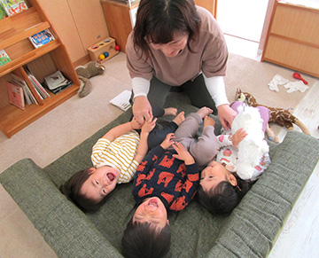 乳児と関わる保育者